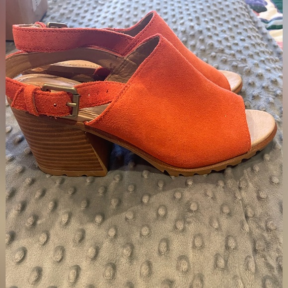 Sorel orange suede shoes 7 1/2 gently worn - Picture 2 of 5